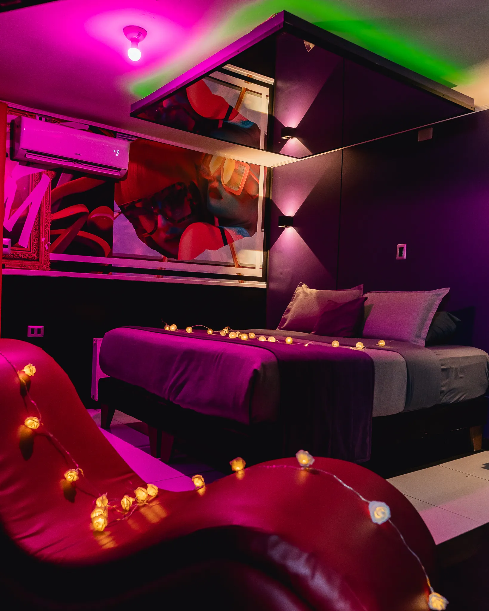 Habitación del Motel Eclipse en Osorno con jacuzzi, mural temático e iluminación cálida