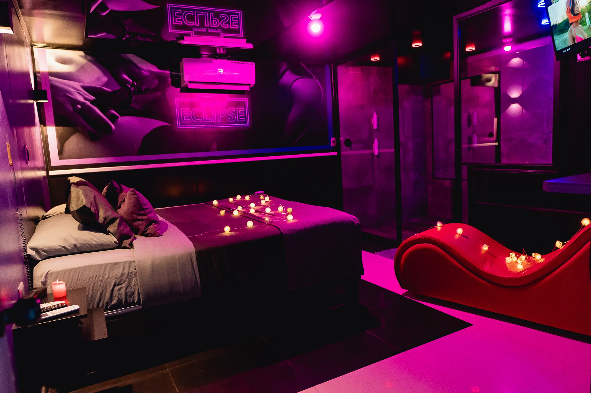 Cabaña 2 del Motel Eclipse en Osorno: murales iluminados y espejos de piso a techo.