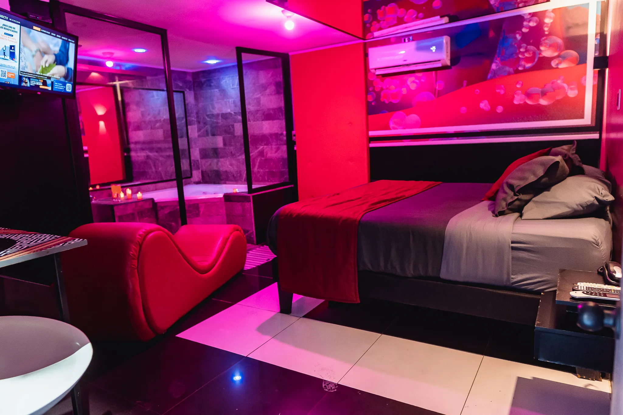 Cabaña 6 del Motel Eclipse en Osorno: sala aparte y jacuzzi para dos.